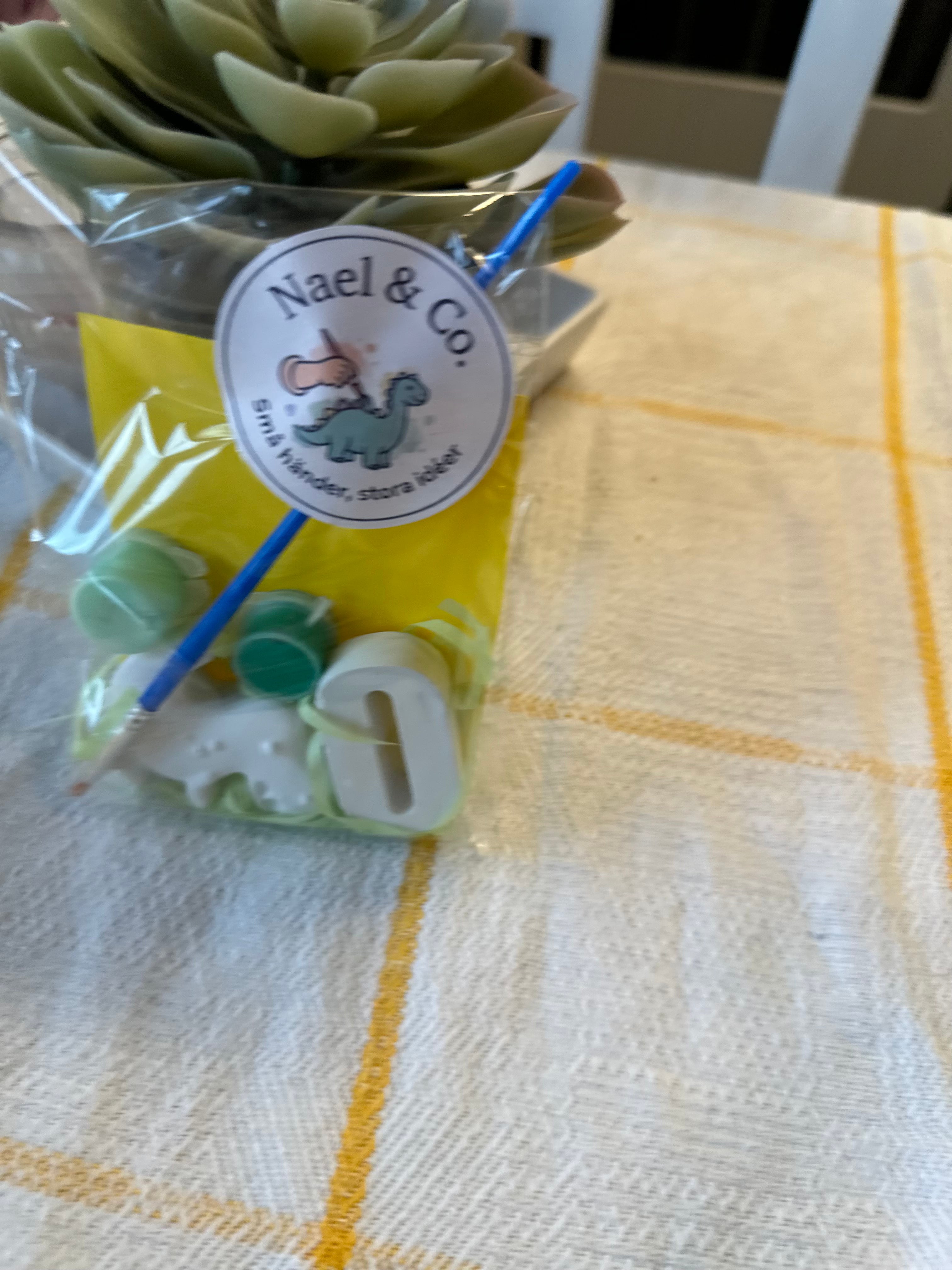 Personligt DIY Pysselkit Bokstav – Måla gipsfigurer | Nael & Co.