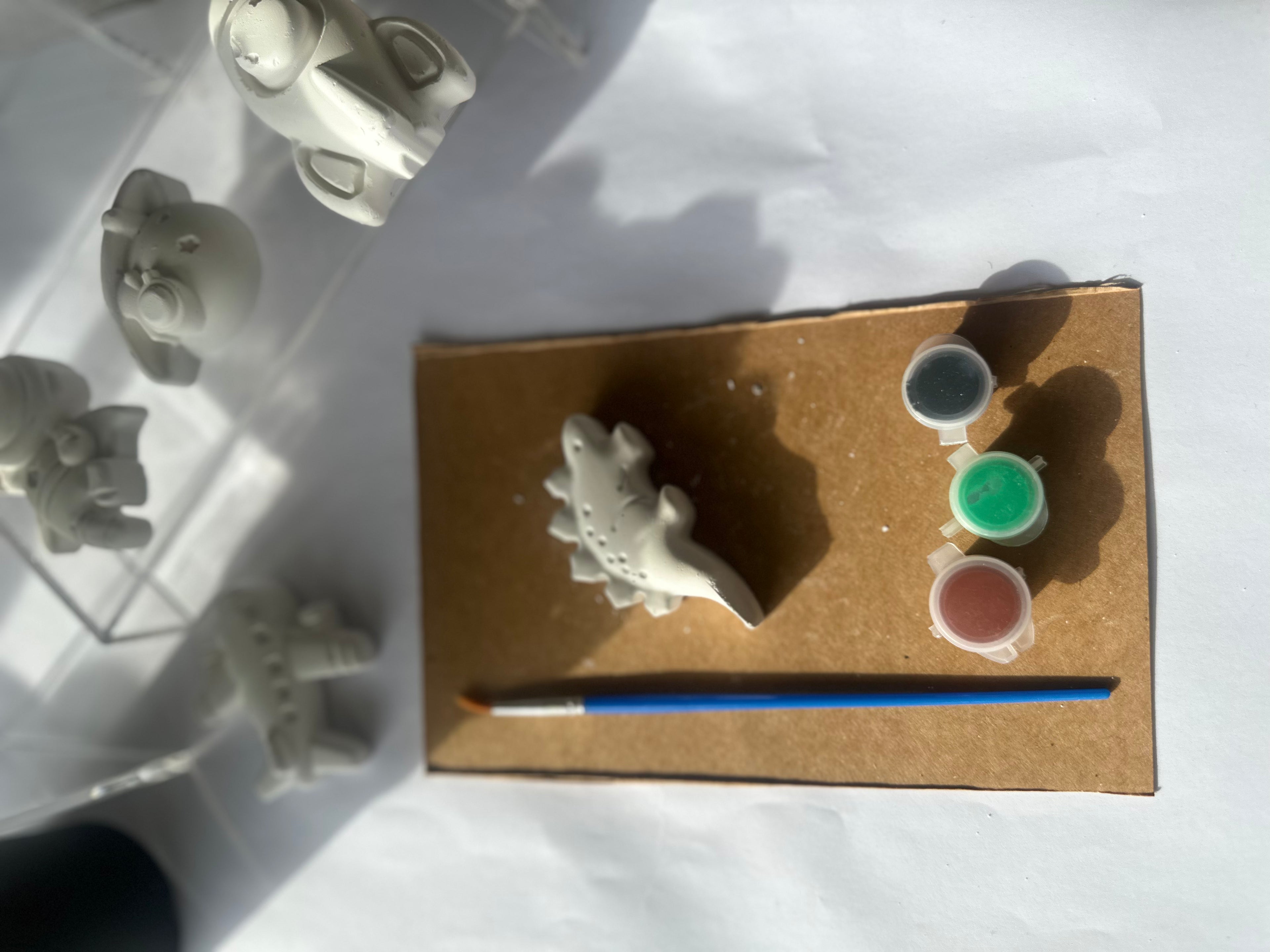 Mini Pysselkit Dinosarie – Måla egna gipsfigurer | Nael & Co.