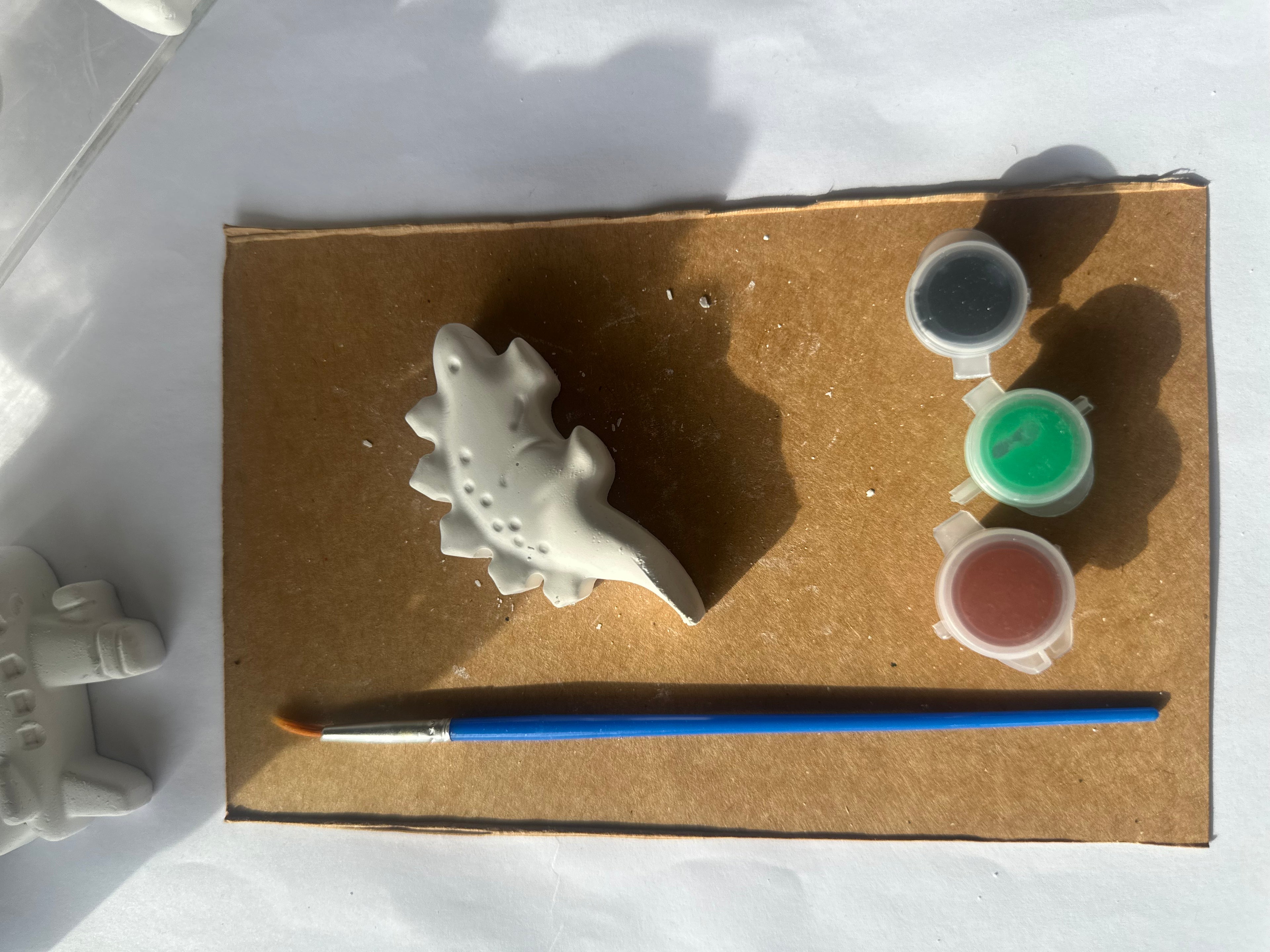Mini Pysselkit Dinosarie – Måla egna gipsfigurer | Nael & Co.